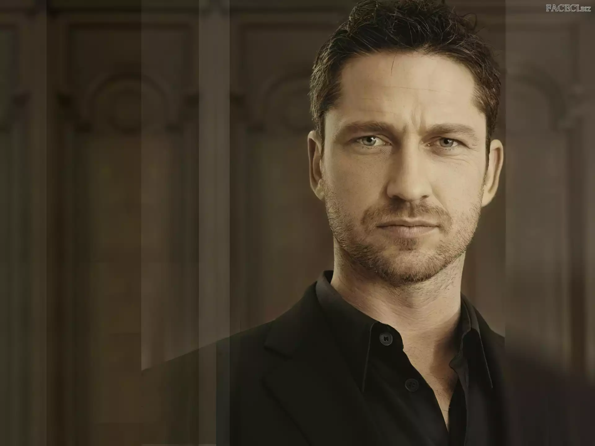 broda, Gerard Butler, czarny strój