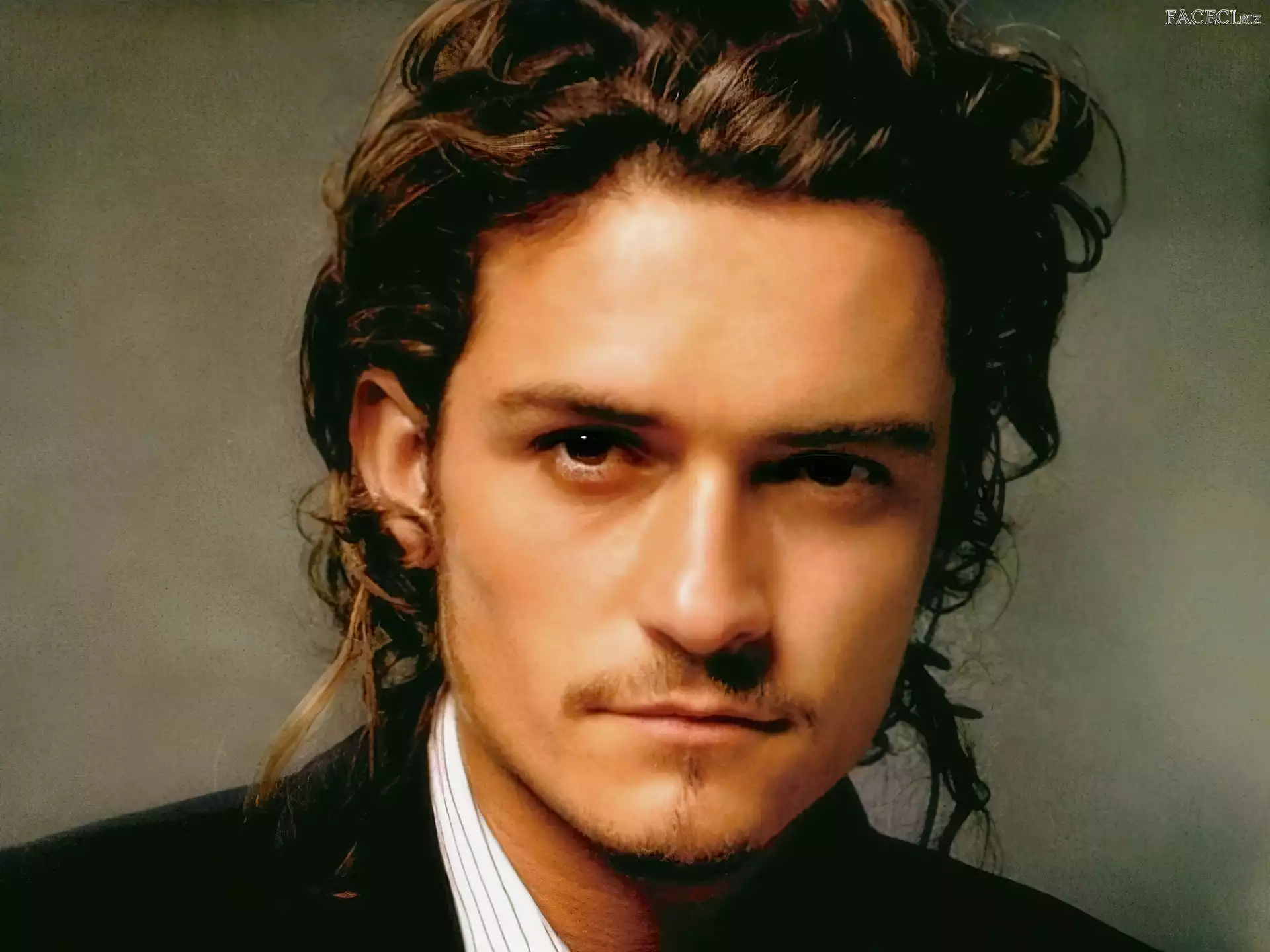 Orlando Bloom, kręcone włosy